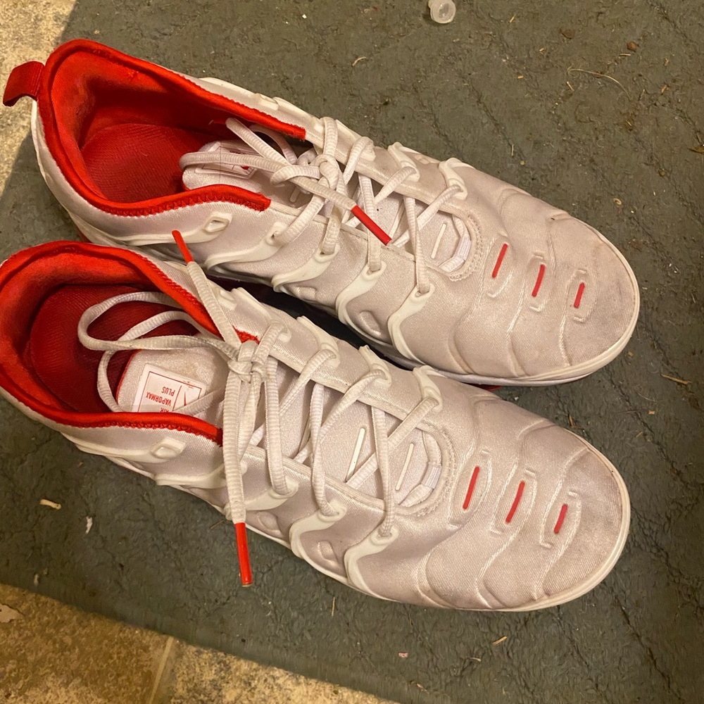 Red white vapor max size 11 worn twice